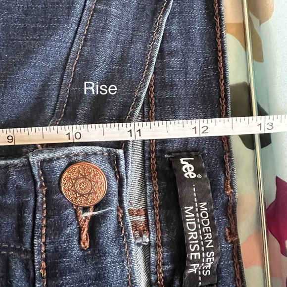 Lee Women’s Modern Series Midrise Fit Denim Shorts - Picture 9 of 10